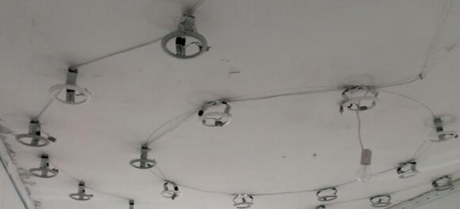 Как лучше всего установить светильники в натяжной потолок: способы и их реализация