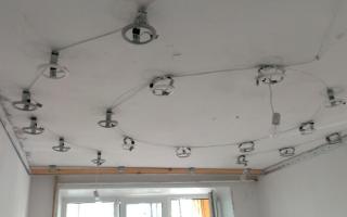 Как лучше всего установить светильники в натяжной потолок: способы и их реализация